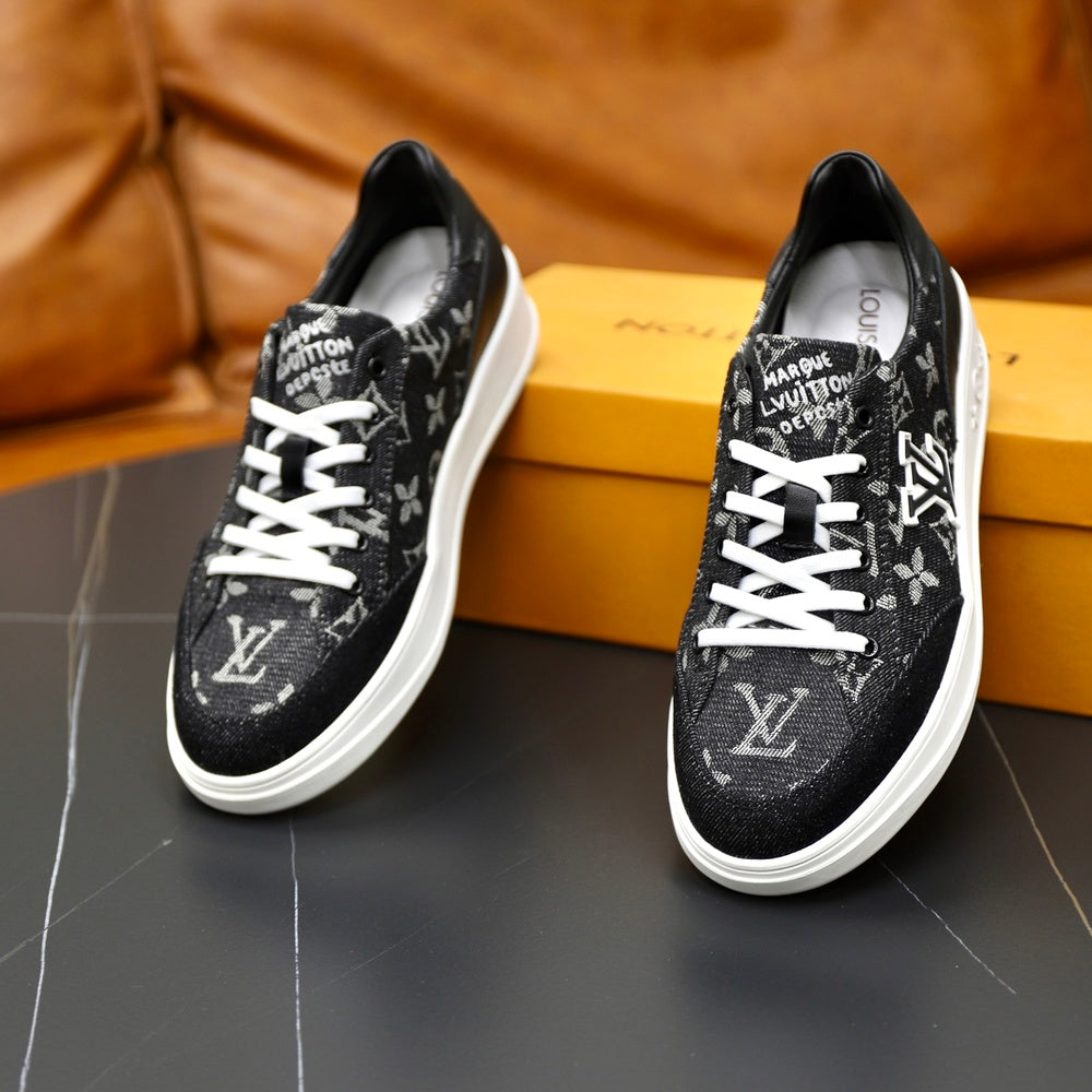 Louis Vuitton Men's Sneakers - Style 427297