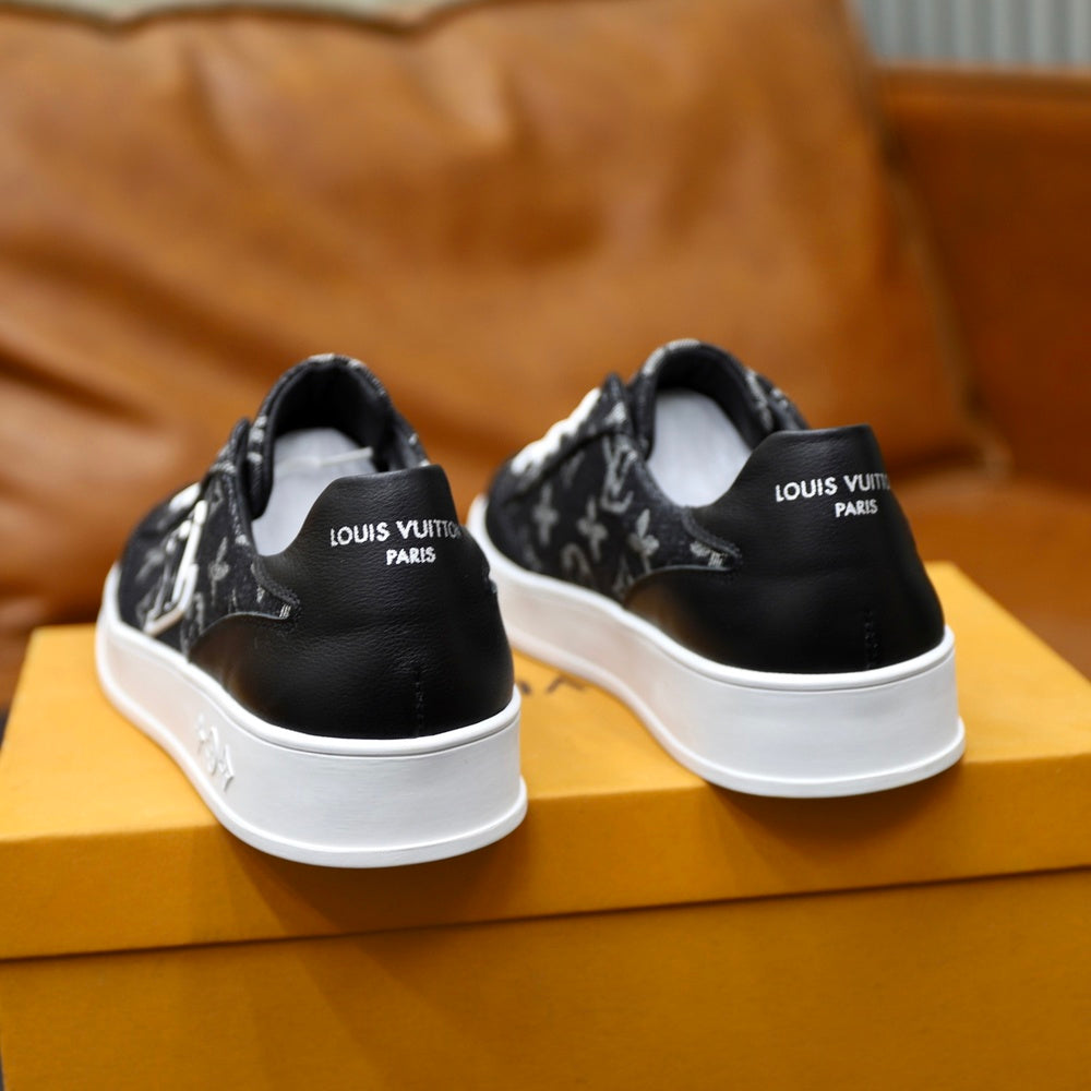 Louis Vuitton Men's Sneakers - Style 427297