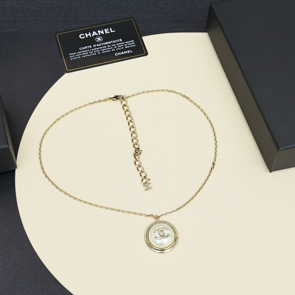 CHANEL Pearl Double-C Vintage Pendant Necklace