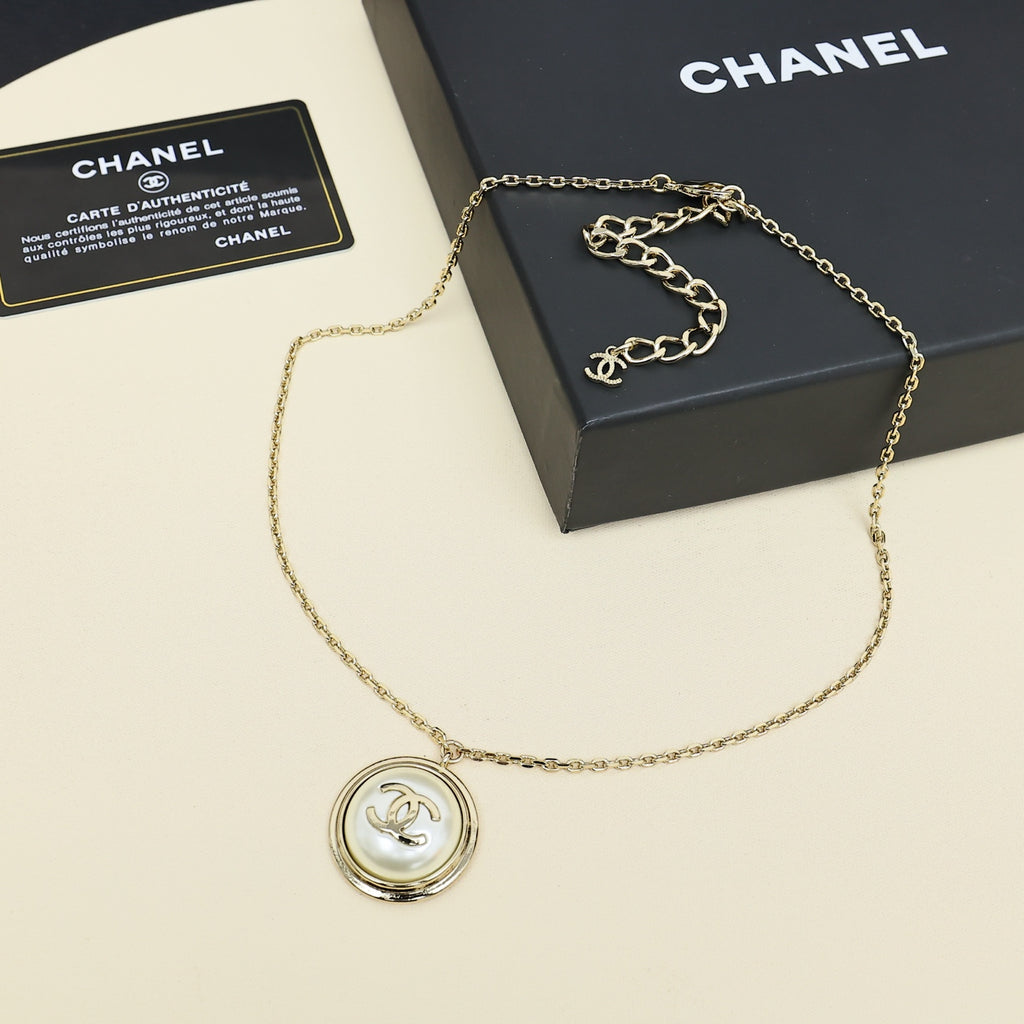 CHANEL Pearl Double-C Vintage Pendant Necklace