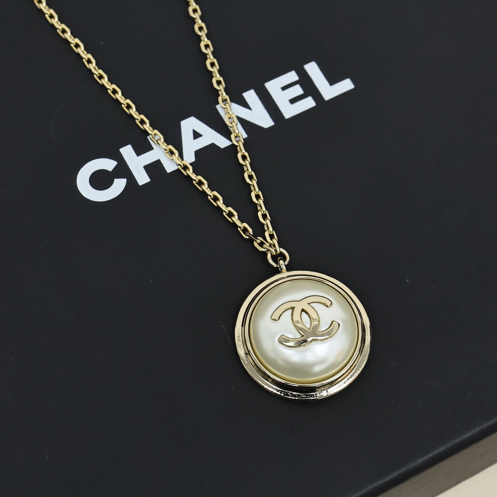 CHANEL Pearl Double-C Vintage Pendant Necklace