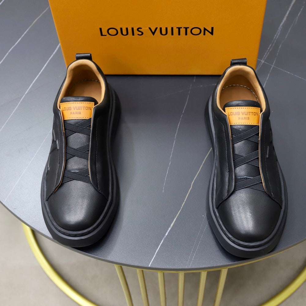 Louis Vuitton Men's Sneakers - Style 427326