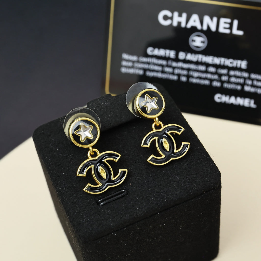 CHANEL Enamel Double-C Vintage Pendant Necklace