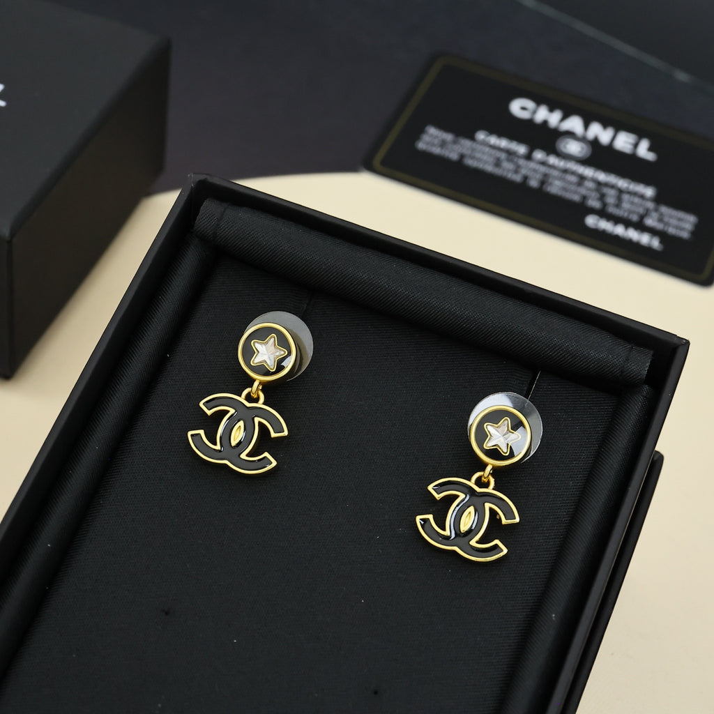 CHANEL Enamel Double-C Vintage Pendant Necklace