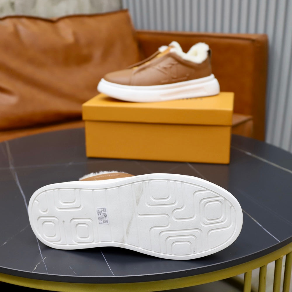 Louis Vuitton Men's Sneakers - Style 427104