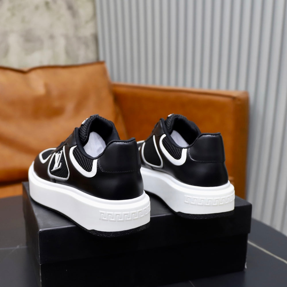 Louis Vuitton Men's Sneakers - Style 427263