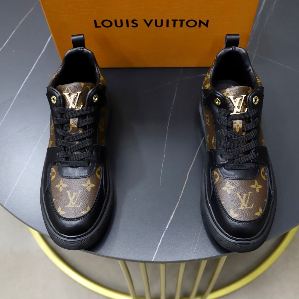 Louis Vuitton Men's Sneakers - Style 427071