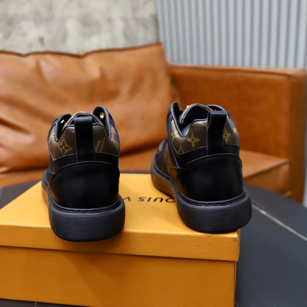 Louis Vuitton Men's Sneakers - Style 427071
