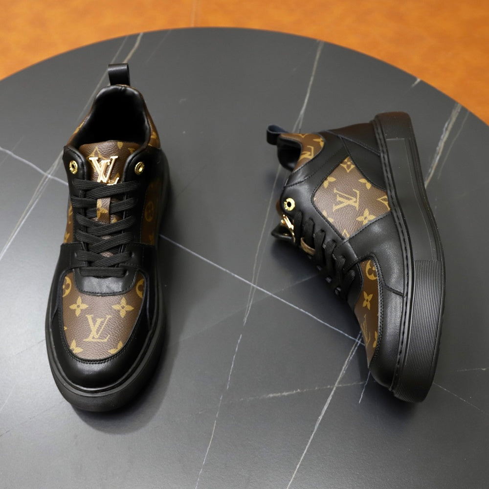 Louis Vuitton Men's Sneakers - Style 427071