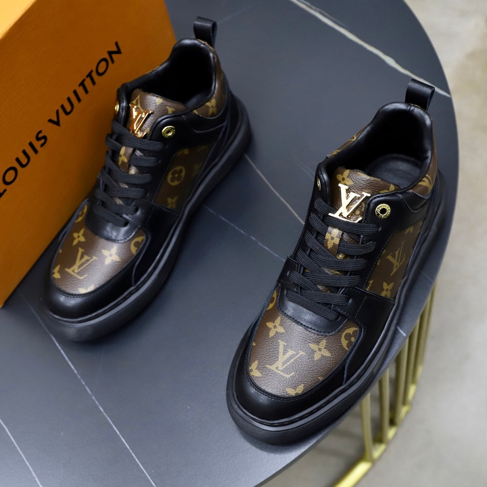 Louis Vuitton Men's Sneakers - Style 427071