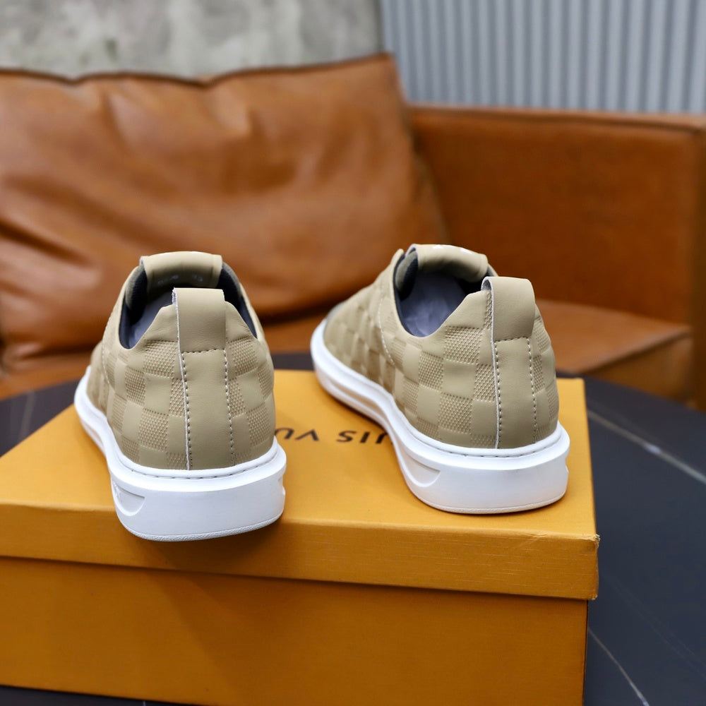 Louis Vuitton Men's Sneakers - Style 427083