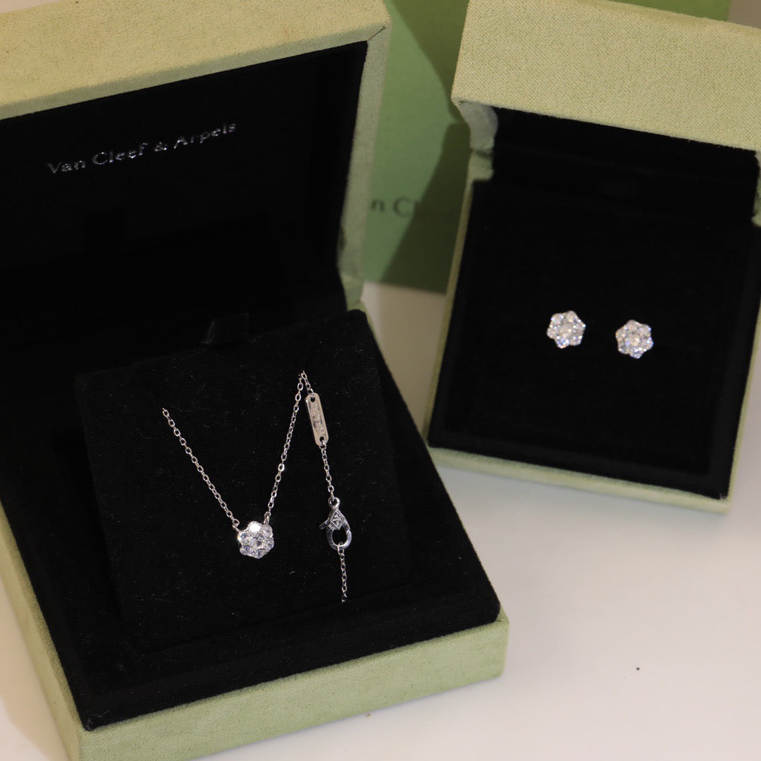 VAN CLEEF & ARPELS Necklace
