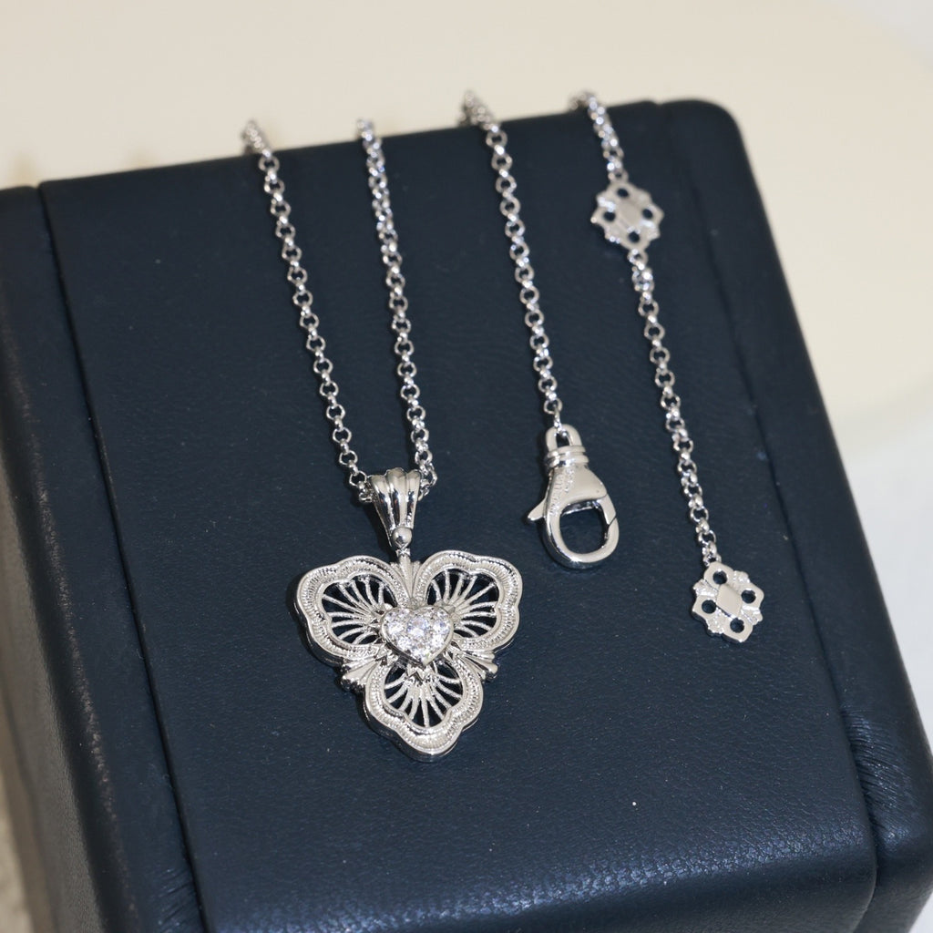 P68 Four-Leaf Clover Vintage Necklace