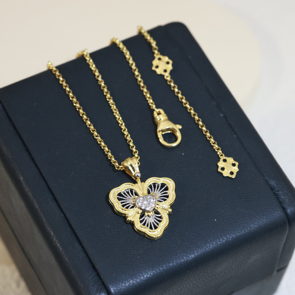 P68 Four-Leaf Clover Vintage Necklace