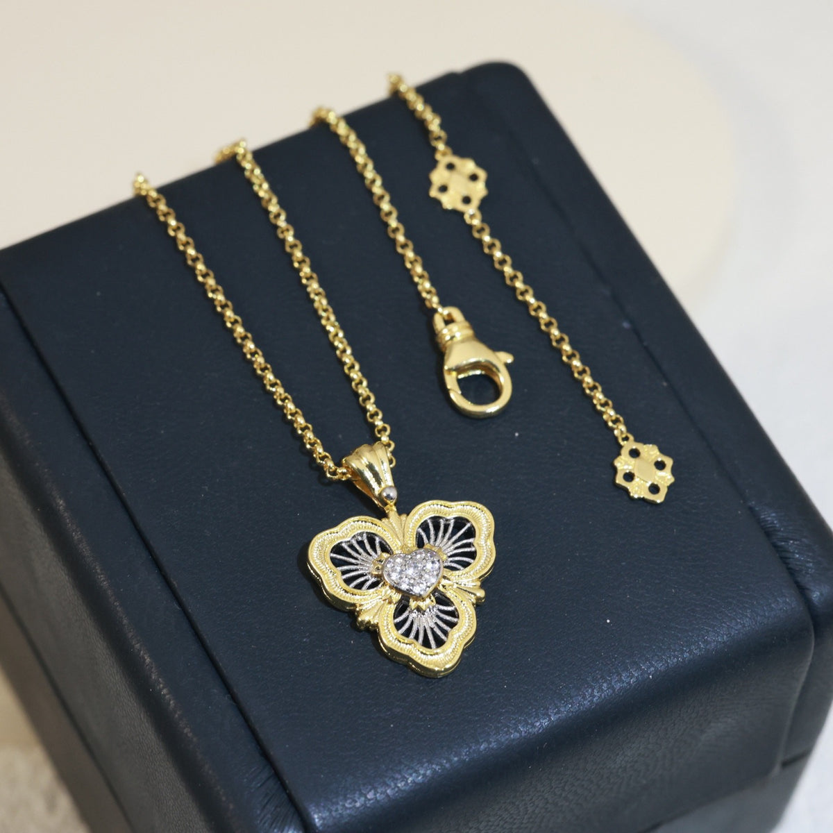 P68 Four-Leaf Clover Vintage Necklace