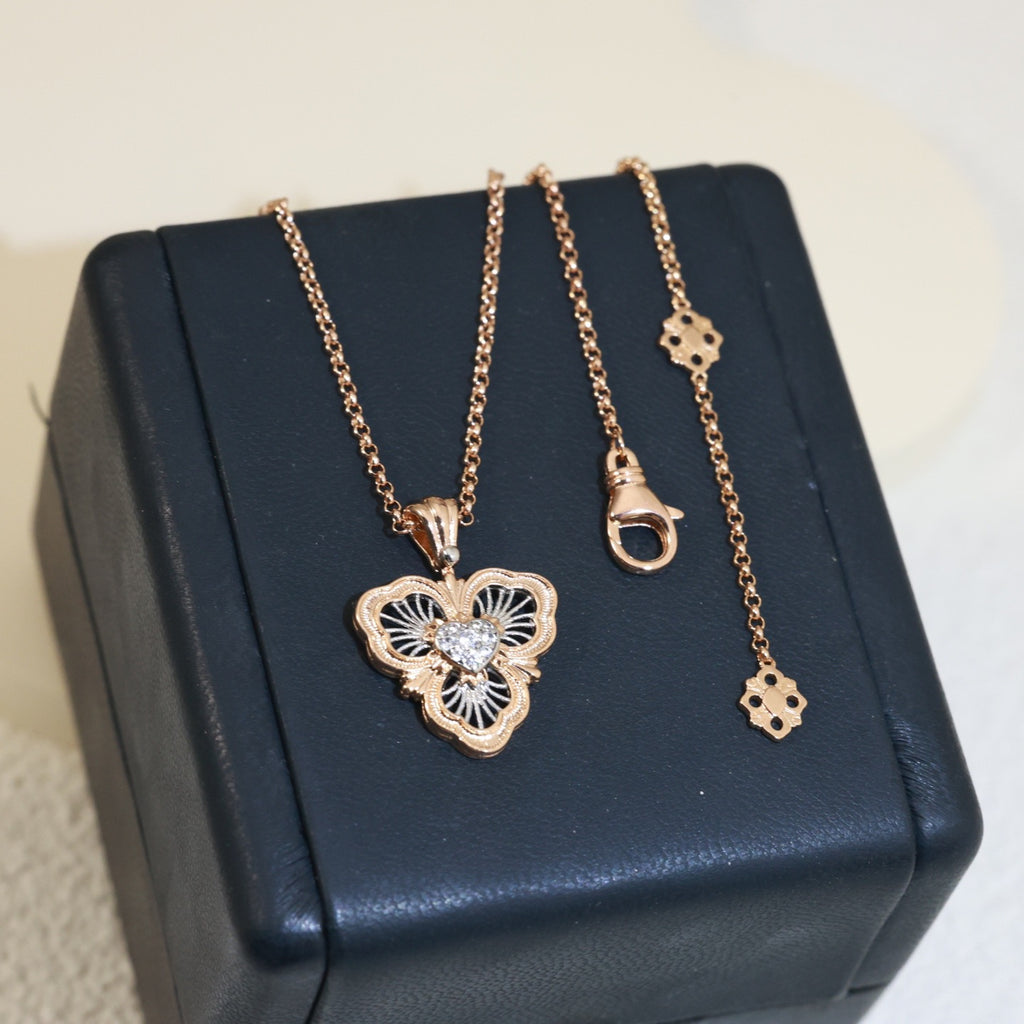 P68 Four-Leaf Clover Vintage Necklace