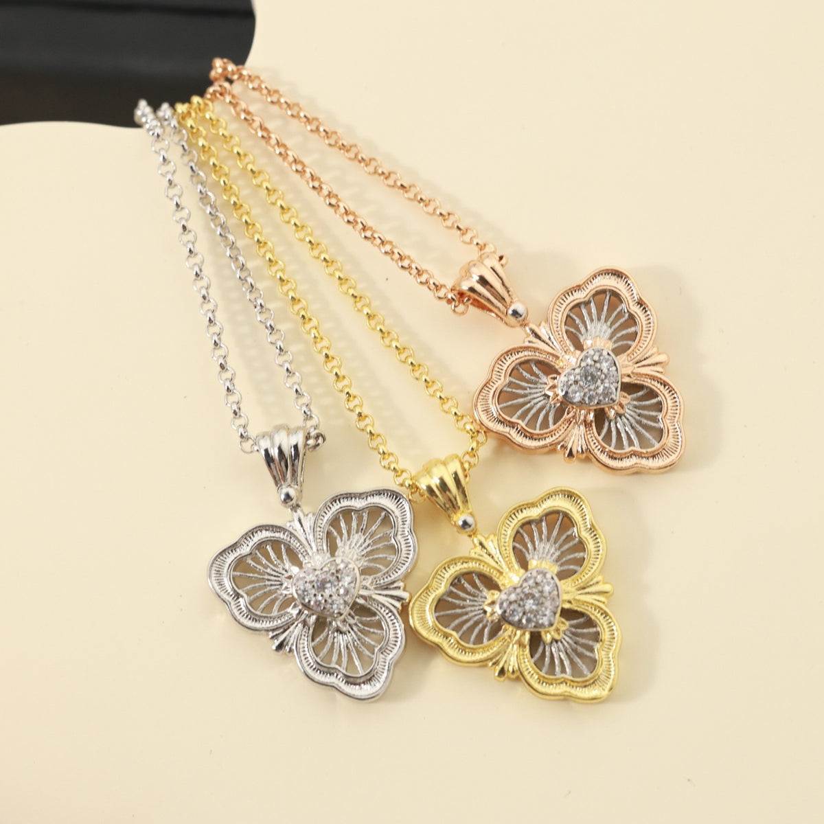 P68 Four-Leaf Clover Vintage Necklace