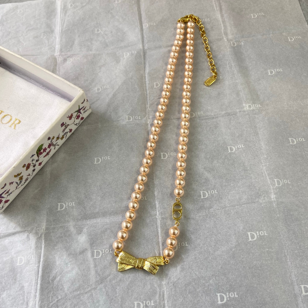 Bow Necklace