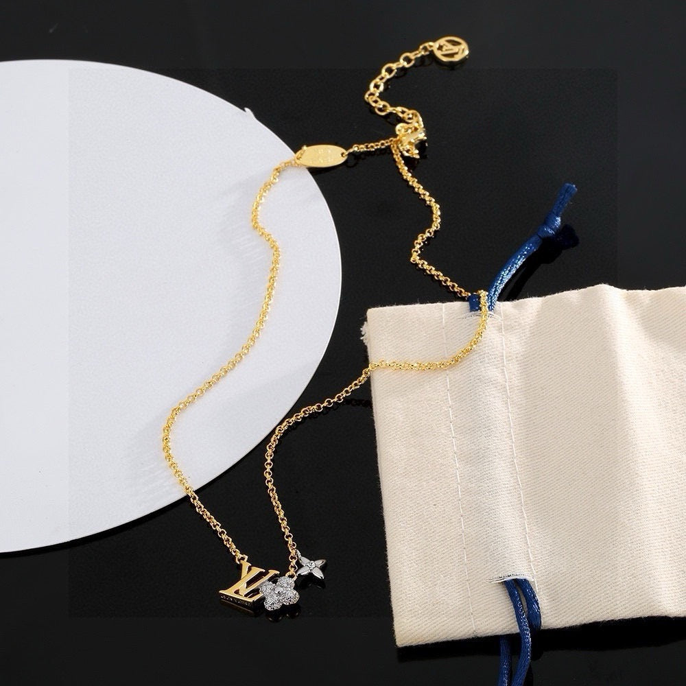 LOUIS VUITTON Four-Leaf Clover Pendant Necklace