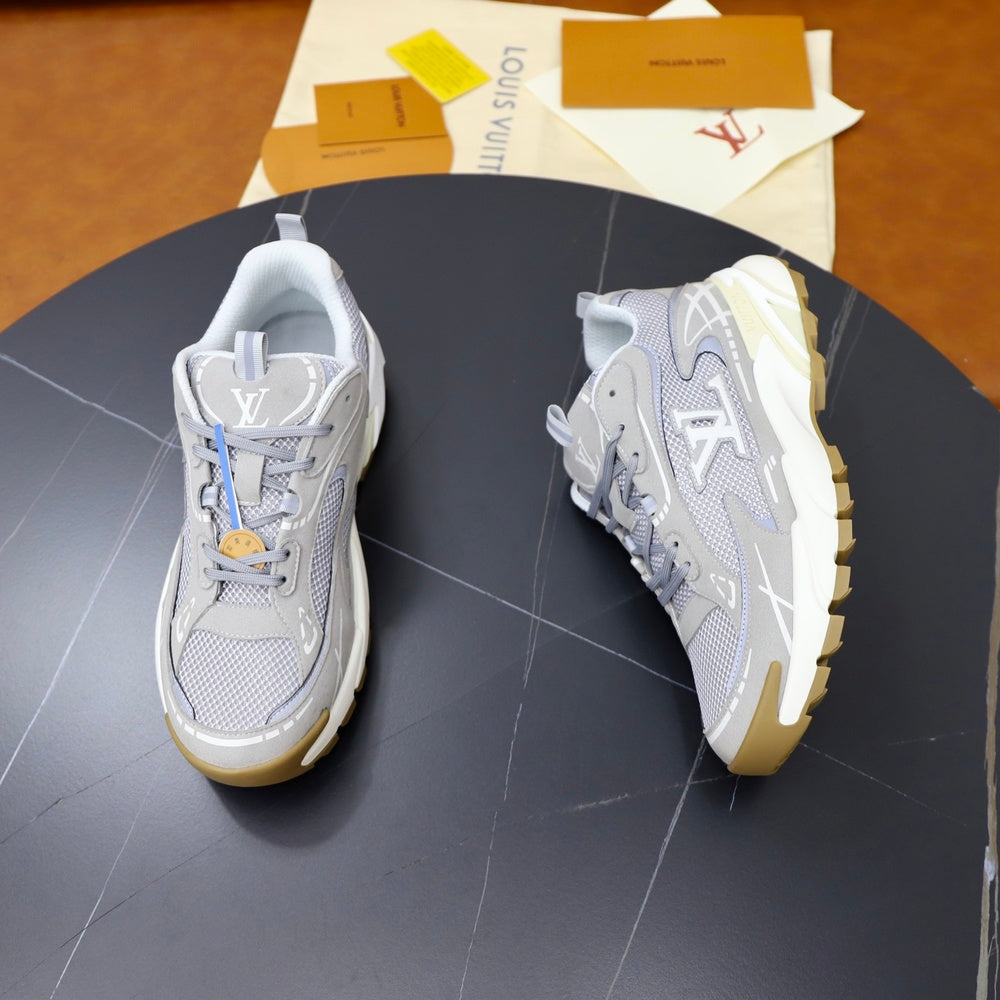 Louis Vuitton Men's Sneakers - Style 426719