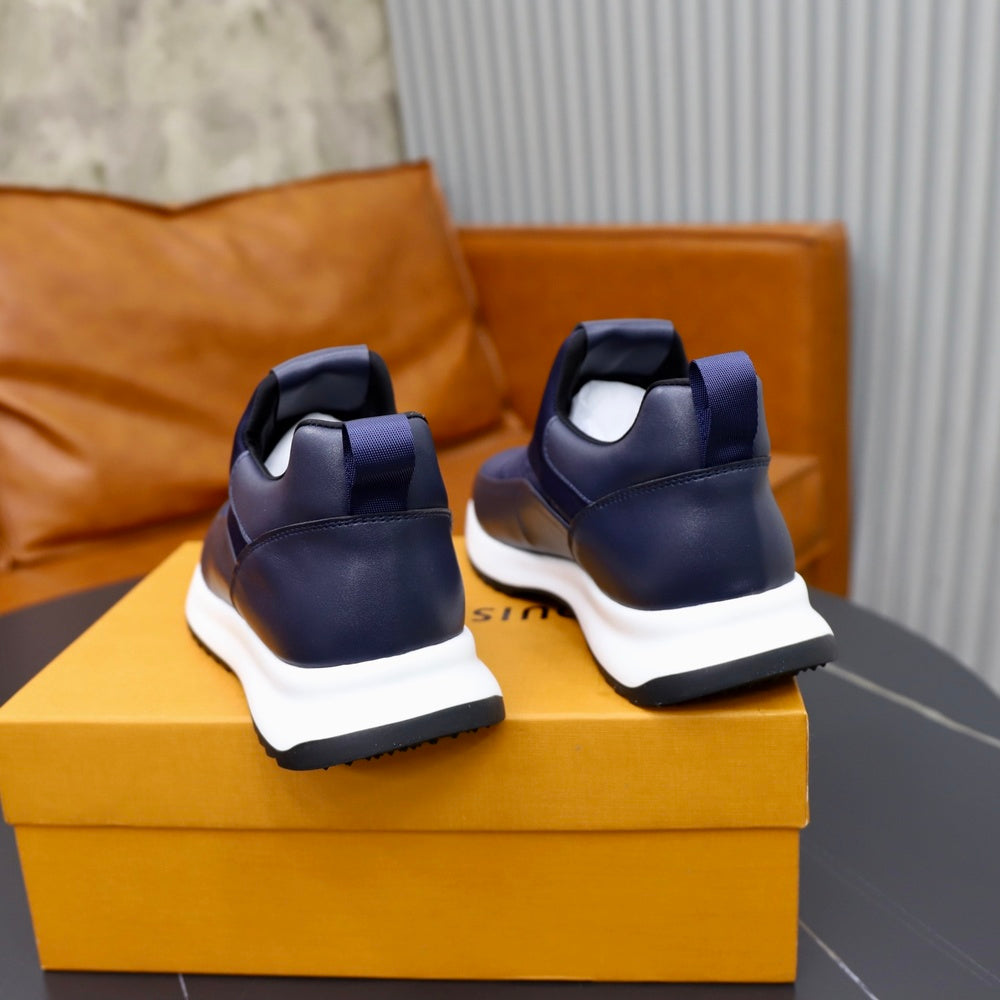 Louis Vuitton Men's Sneakers - Style 426689